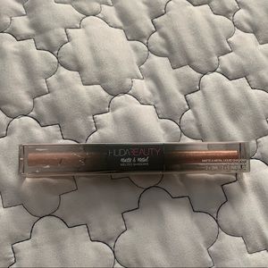 huda beauty matte and metal eye shawdow